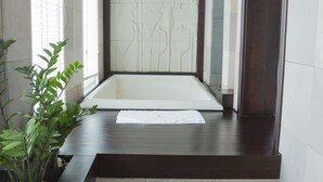 City Grande | Premium bedding, minibar (free items), in-room safe, soundproofing - Arunreas Hotel (Phnom Penh)