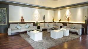 Lobby sitting area - Arunreas Hotel (Phnom Penh)