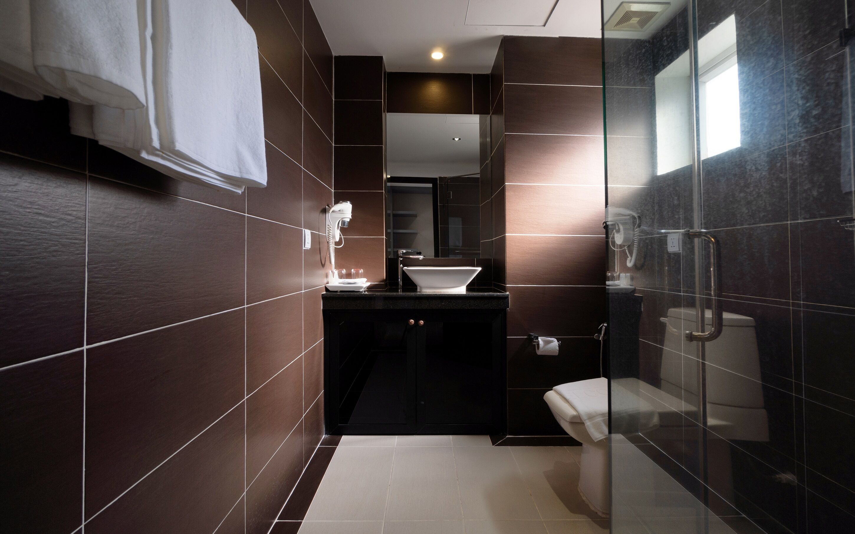 deluxe double room | bathroom | shower, rainfall showerhead, free toiletries, hair dryer