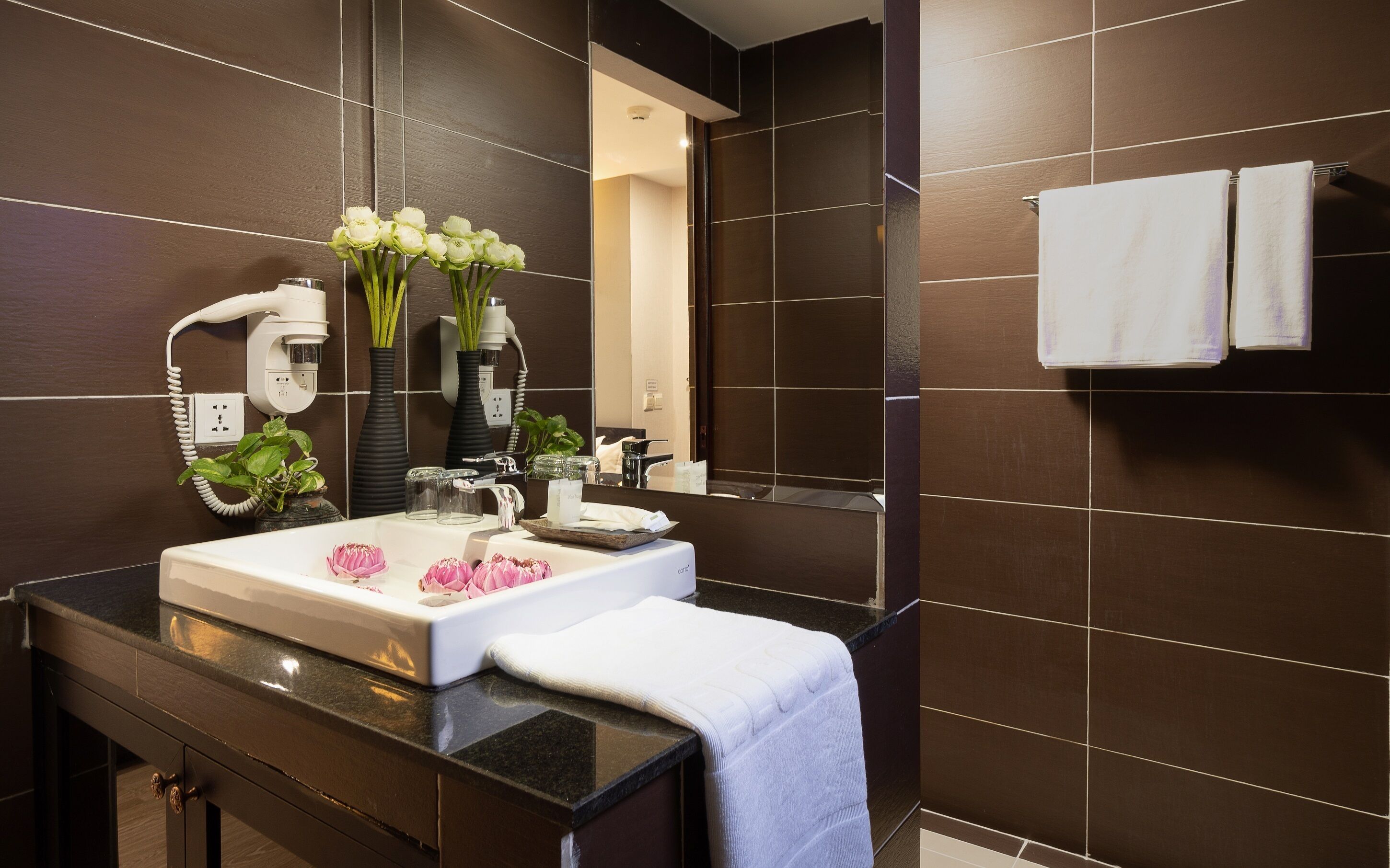 shower, rainfall showerhead, free toiletries, hair dryer