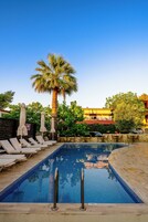 Una piscina al aire libre, sombrillas