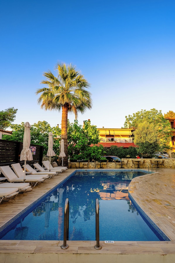 Outdoor pool, pool umbrellas - Samel Hotel (Kassandra)