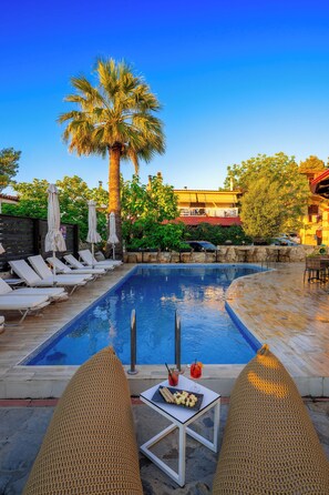 Outdoor pool, pool umbrellas - Samel Hotel (Kassandra)