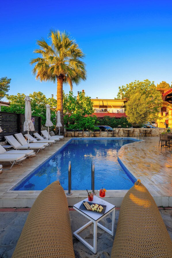 Piscine extérieure, parasols