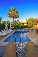 Una piscina al aire libre, sombrillas