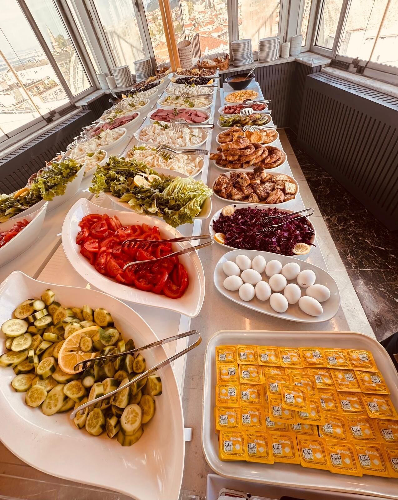 Buffet variat amb diferents aliments, com ara amanides, carns i formatges.