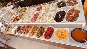 Una mesa de buffet con diversos platos y cubiertos.