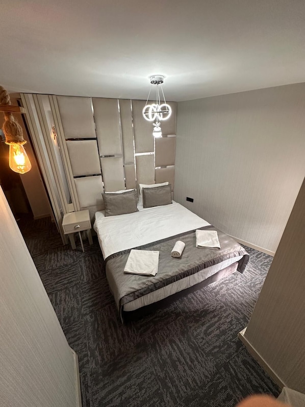 Standard dubbelrum eller tvåbäddsrum | 1 sovrum, minibar, värdeförvaringsskåp på rummet och skrivbord