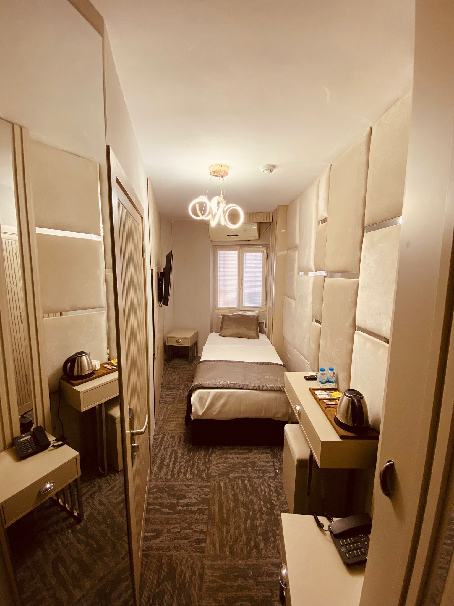 标准单人房 | 迷你吧、客房内保险箱、办公桌、笔记本电脑工作区