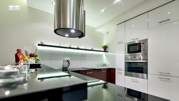 Uma cozinha moderna com ilha central, eletrodomésticos de aço inoxidável e design elegante.