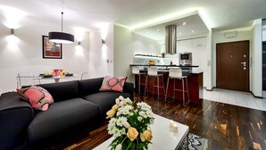 Um apartamento moderno com sala de estar, área de jantar e cozinha.