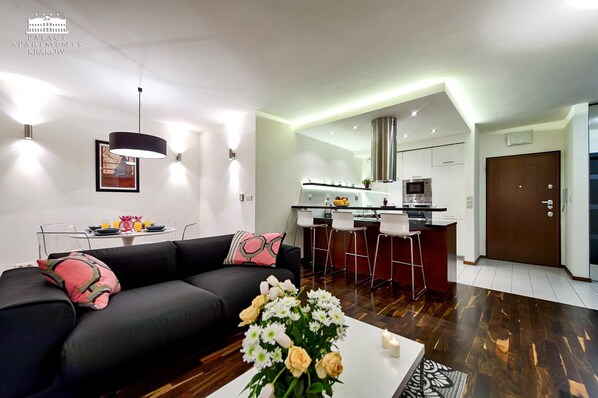 Um apartamento moderno com sala de estar, área de jantar e cozinha.