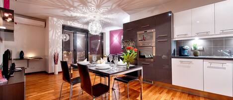 Køleskab/fryser i fuld størrelse, mikrobølgeovn, ovn, kogeplade