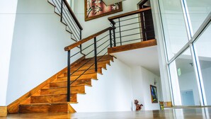 A wooden staircase with black railings leading to an upper floor. - Hotel See Kandy (Kandy)