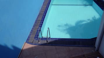 Alberca techada y alberca al aire libre