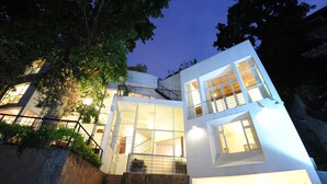 A modern two-story building with large windows and a staircase leading to the upper floor. - Hotel See Kandy (Kandy)