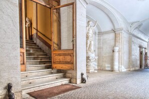 Courtyard - Trevi Rome Suite (Rome)