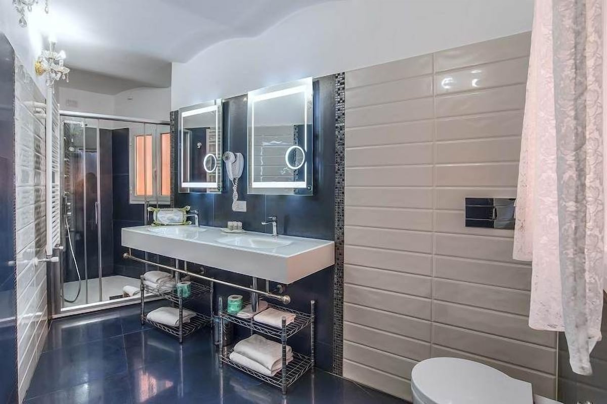 Bathroom | Shower, hydromassage showerhead, free toiletries, hair dryer