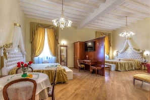 1 dormitori, minibar, caixa forta a l'habitació i escriptori