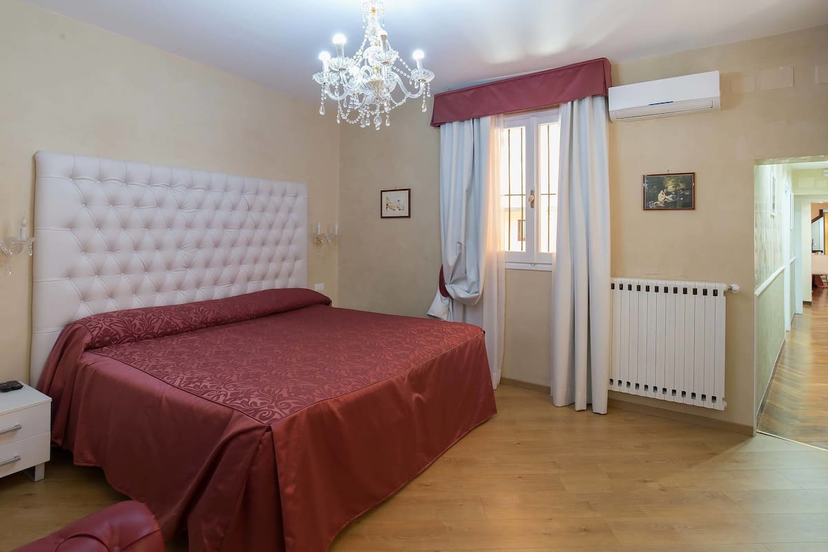 Apartment | Minibar, in-room safe, desk, blackout drapes