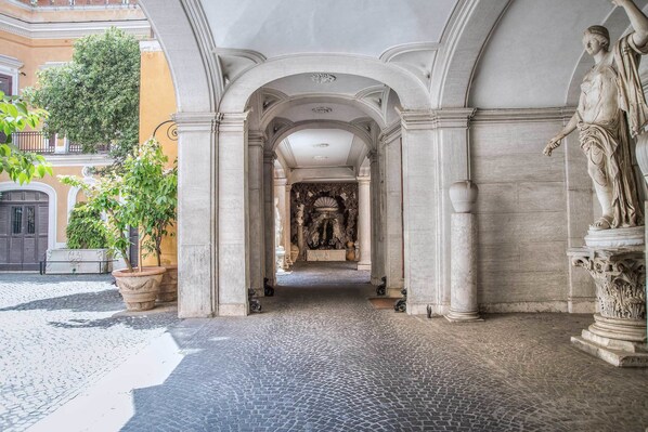 Courtyard - Trevi Rome Suite (Rome)