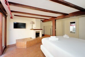 Minibar, in-room safe, desk, blackout curtains - Trevi Rome Suite (Rome)