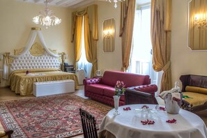 Suite – executive | Minibar, safe på rommet, skrivebord og blendingsgardiner