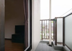 Apartment (1 Sofa Bed+4 Japanese Futons) | Balcony - Sunlife Yamashina Apartment (Kyoto)