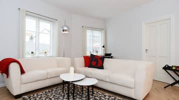 City-Apartment, 1 Schlafzimmer | Wohnzimmer | 28-Zoll-Flachbildfernseher mit Kabelempfang, Fernseher, Arbeitsbereiche