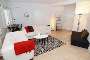 Appartement Ville, 1 chambre | Salle de séjour | Télévision à écran plat de 28 pouces avec chaßnes par cùble, télévision