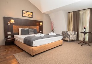 Deluxe-dobbeltværelse - boblebad - byudsigt | Minibar, skrivebord, arbejdsområde til bærbare computere, lydisolering