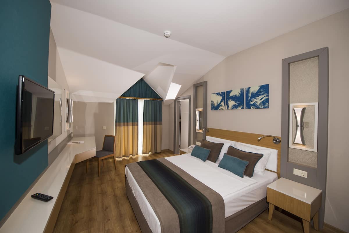 Family Room | Desk, WiFi (free), bed sheets