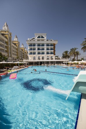 Piscine intérieure, piscine extérieure, parasols, chaises longues