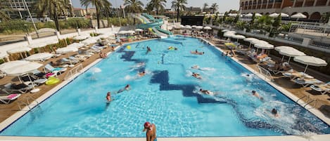Piscine couverte, piscine extérieure, parasols de plage, chaises longues