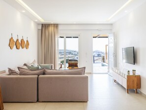 Private Pool Gold Two-Bedroom Villa Sea View