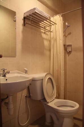 Shower, bidet, towels - Hotel New Winner (Kuala Lumpur)