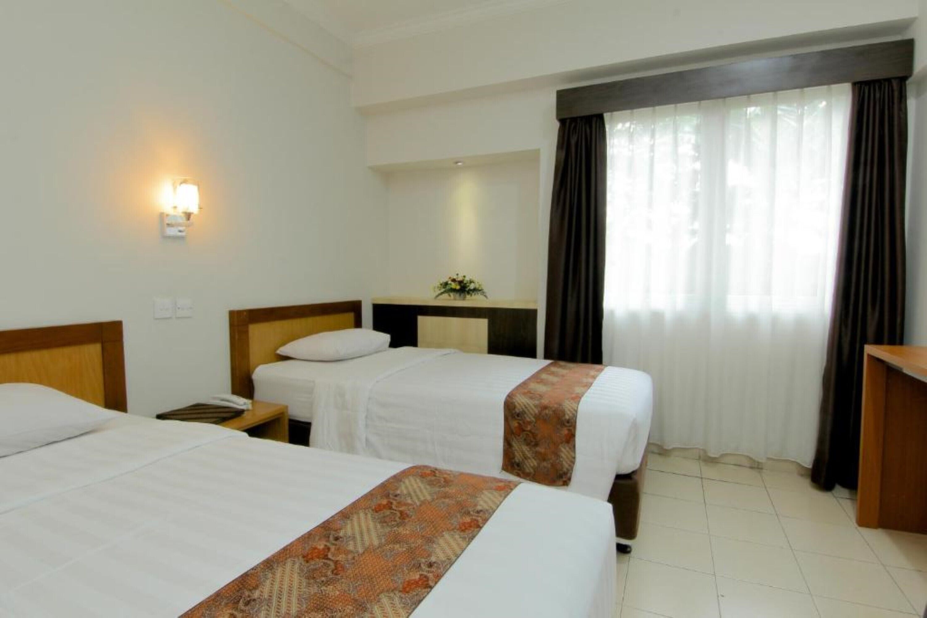 Premium bedding, desk, blackout drapes, free WiFi