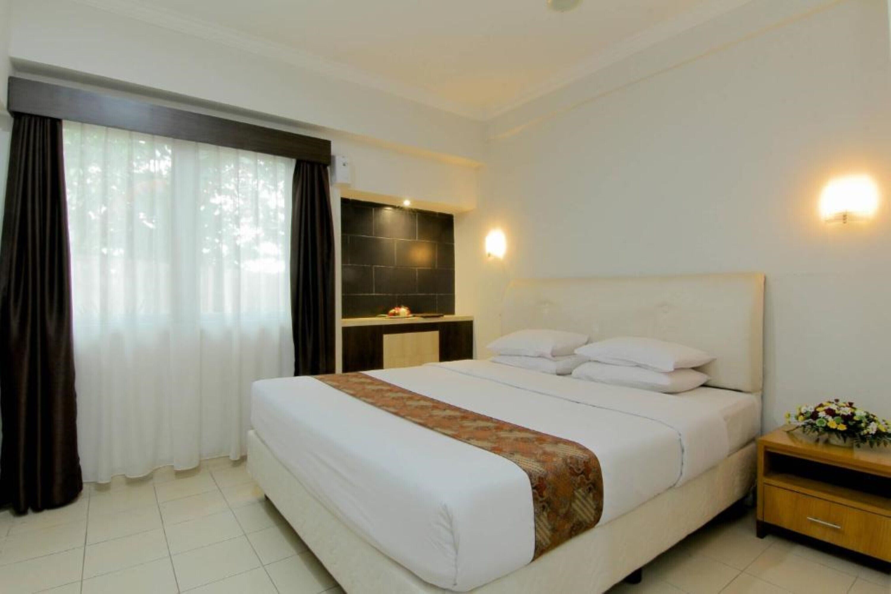 Premium bedding, desk, blackout drapes, free WiFi
