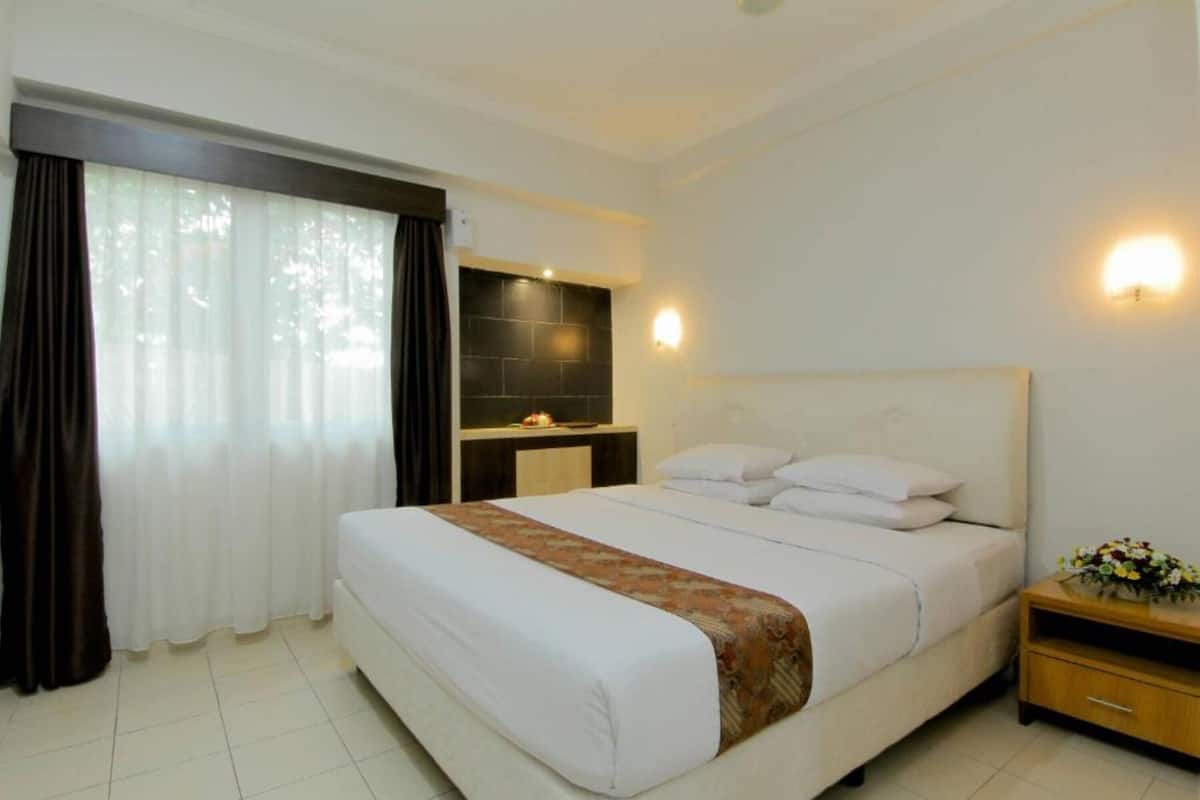 Premium bedding, desk, blackout drapes, WiFi (free)