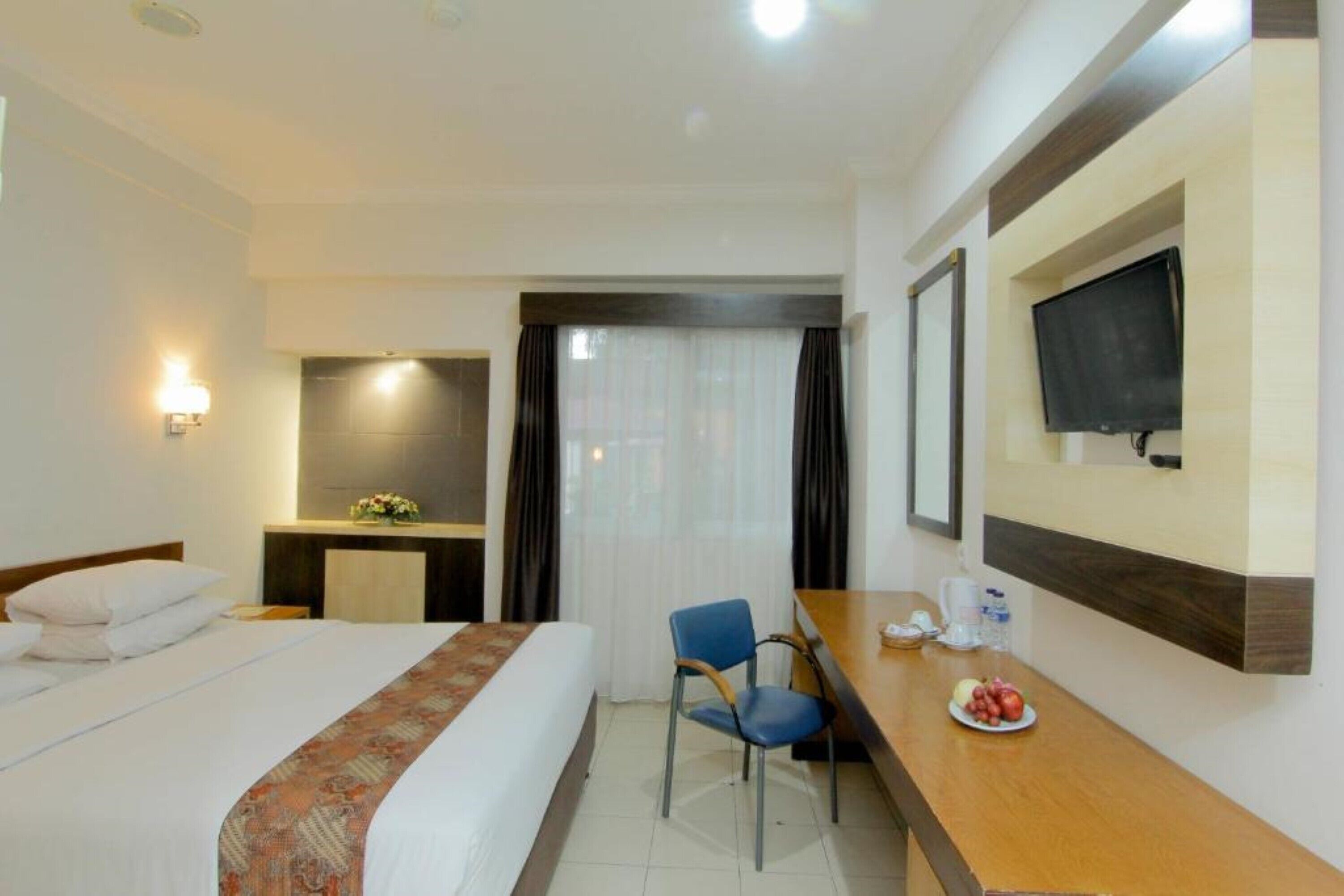 Premium bedding, desk, blackout drapes, free WiFi
