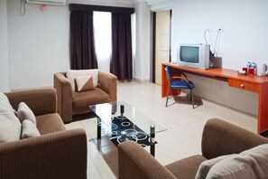 Deluxe-Zimmer | Wohnzimmer | 24-Zoll-Flachbildfernseher mit Satellitenempfang, Fernseher