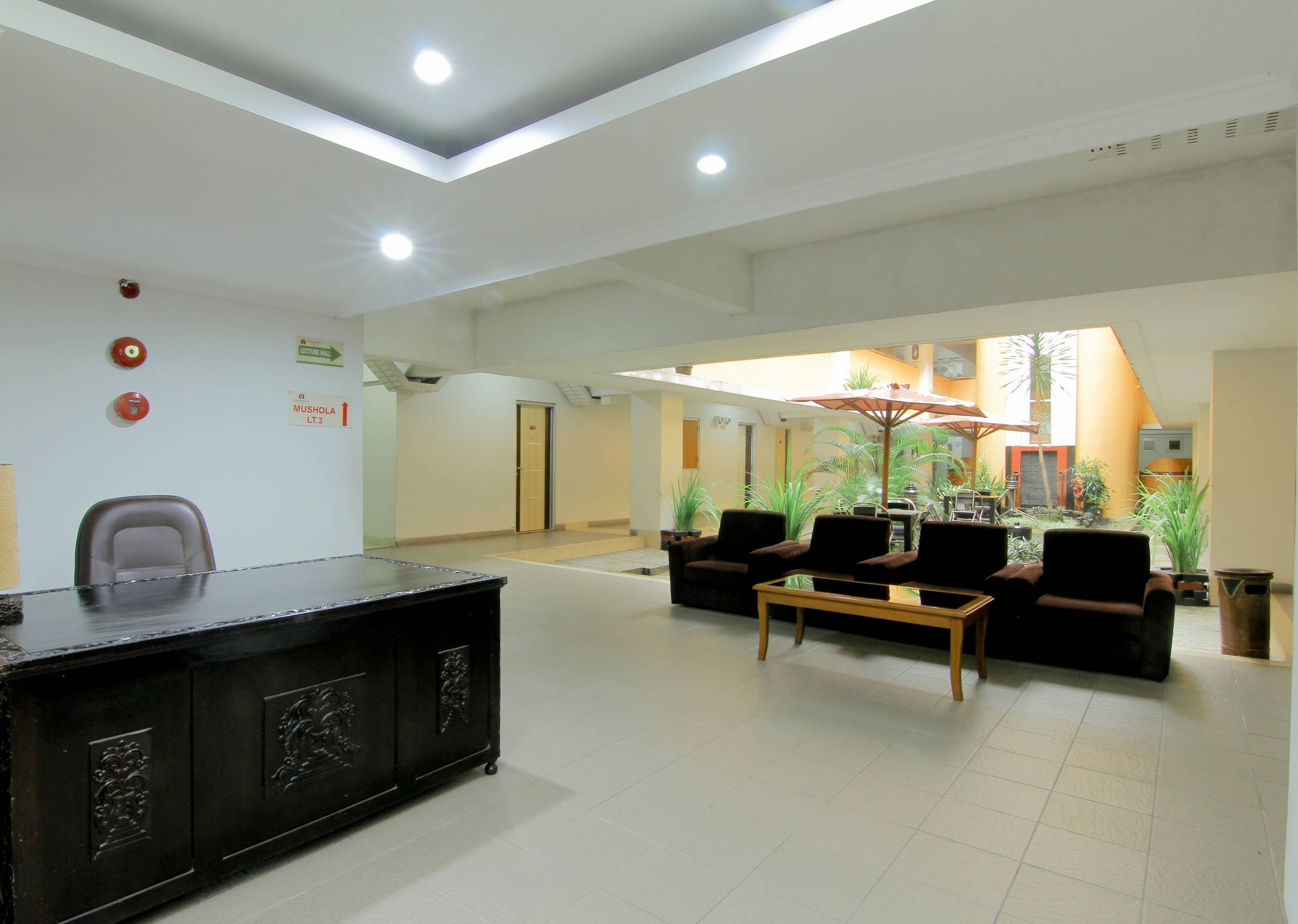 Lobby-lounge