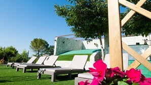 A poolside area with lounge chairs and a pool. - Camagna Country House (Partanna)