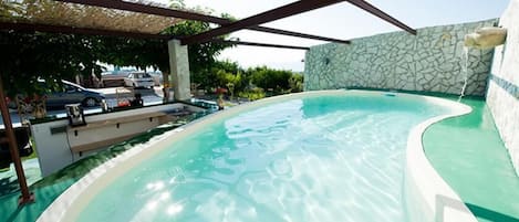 Piscine extérieure, parasols de plage, chaises longues