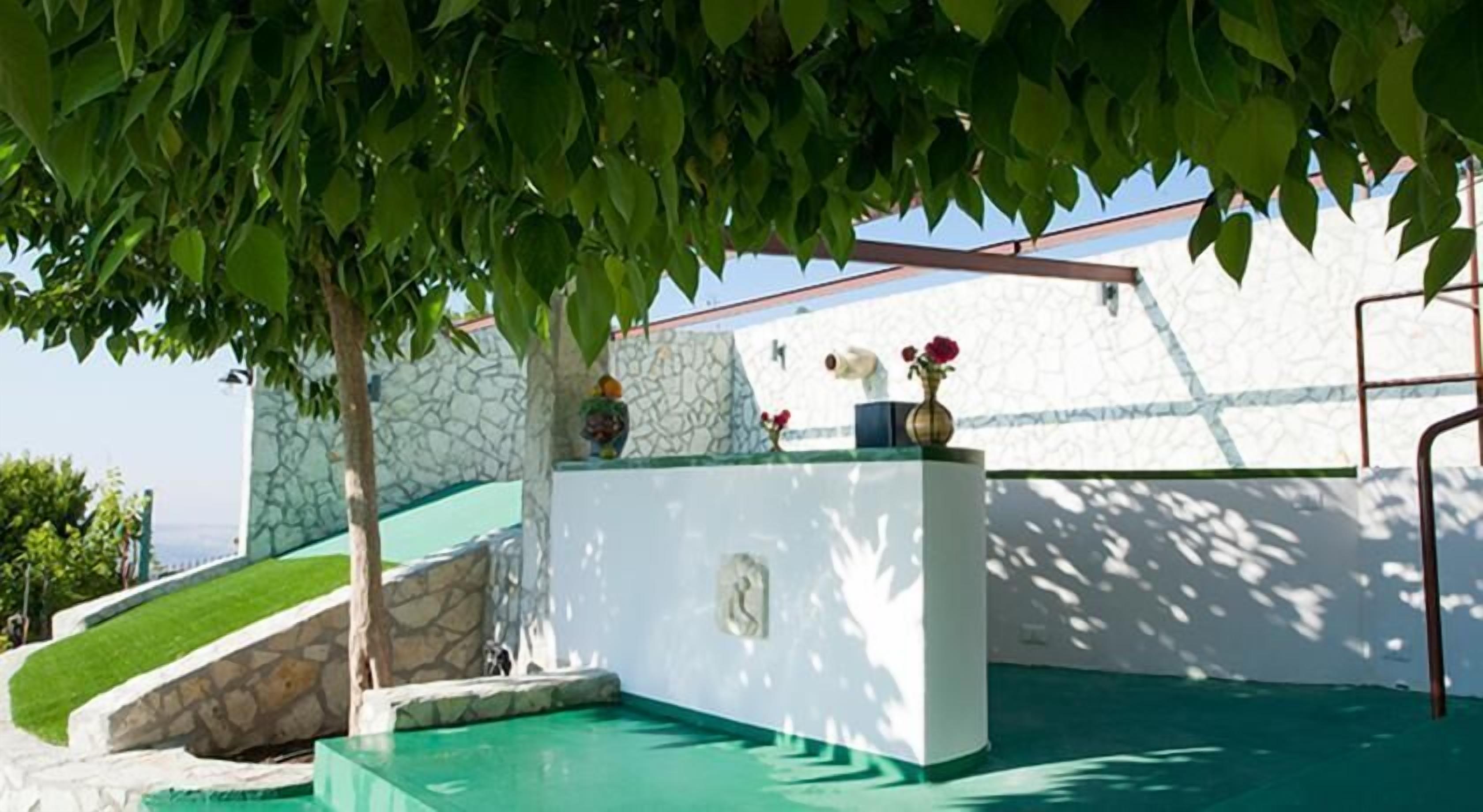 Quầy bar bên hồ bơi