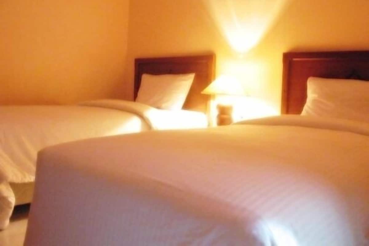 Egyptian cotton sheets, premium bedding, in-room safe, desk