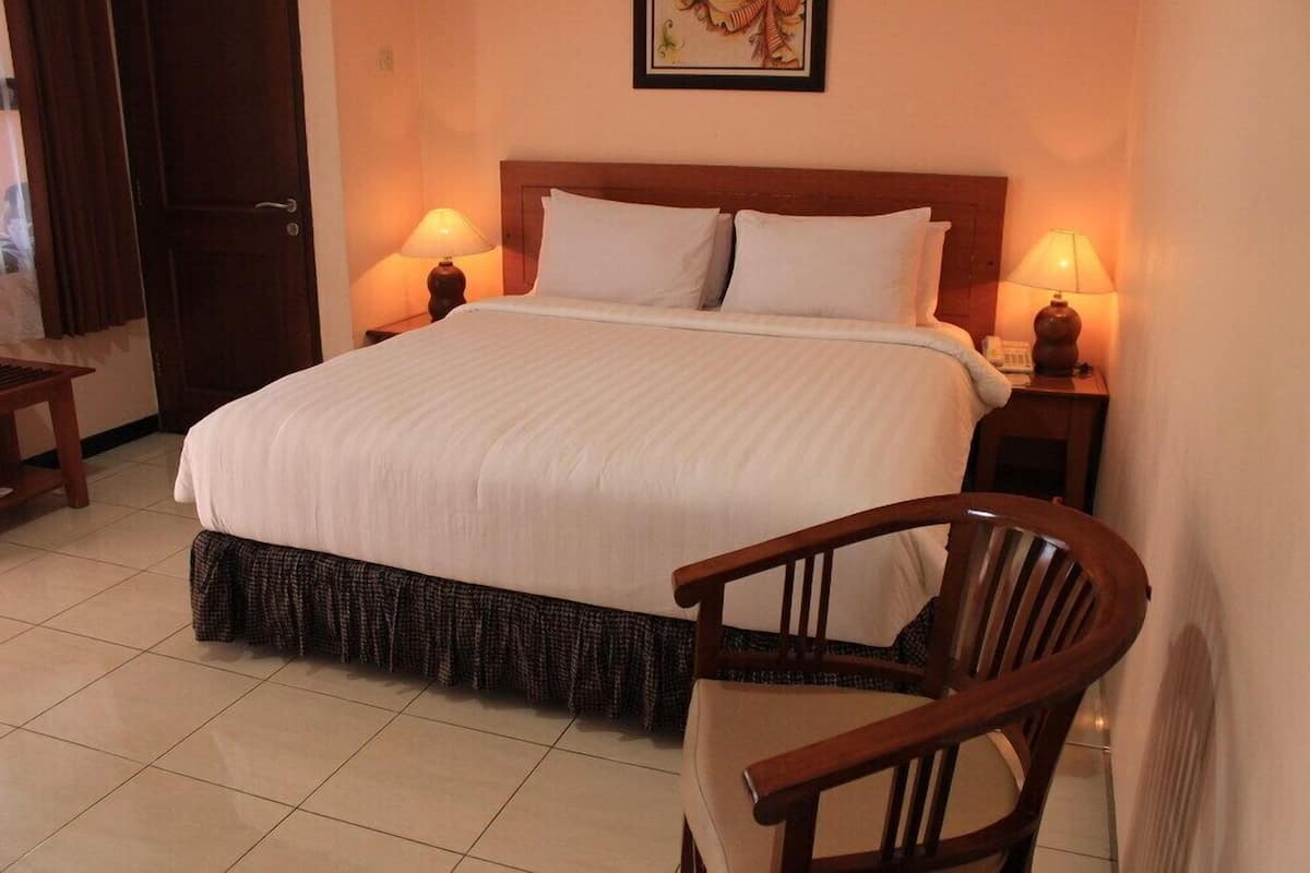 Egyptian cotton sheets, premium bedding, in-room safe, desk