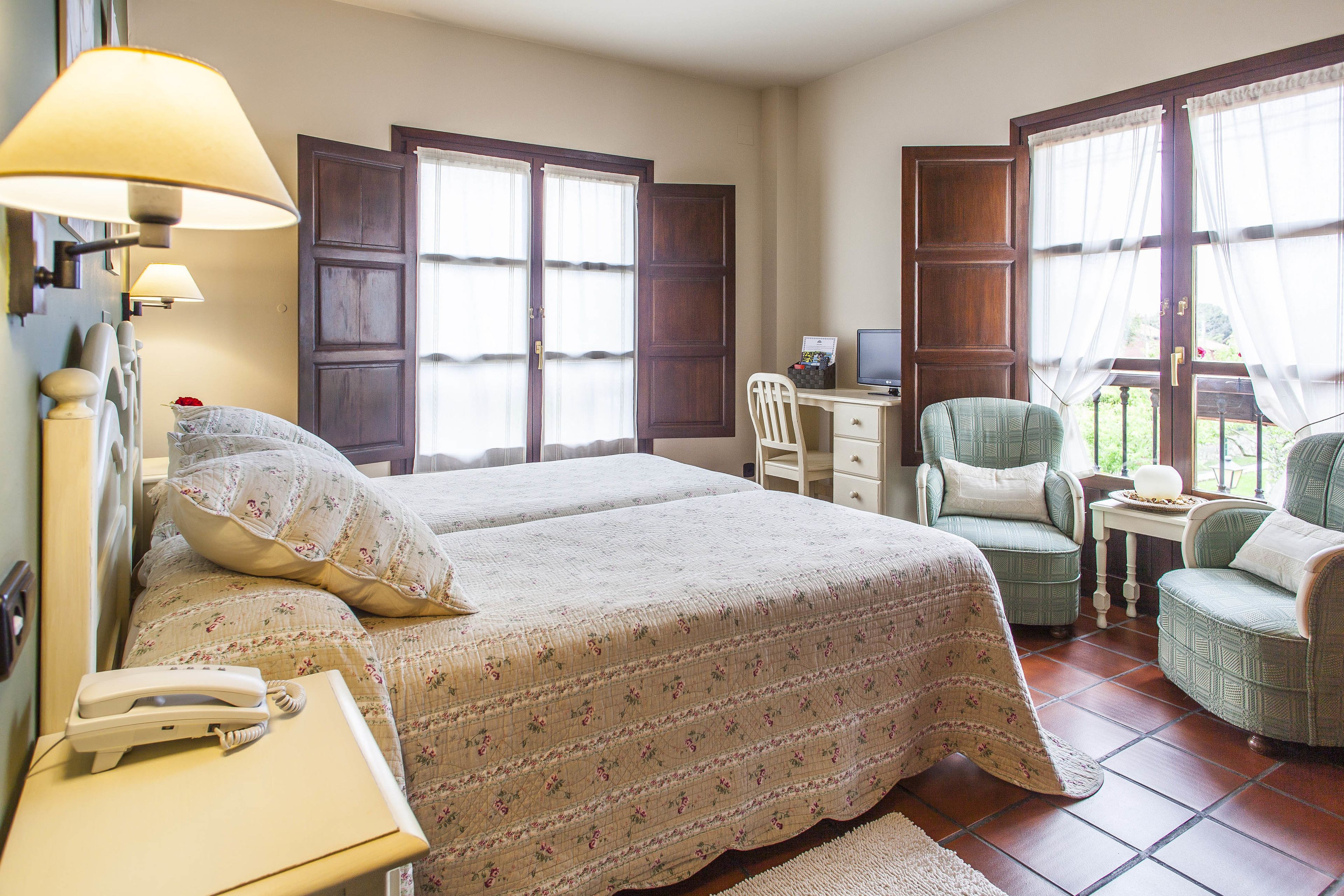 Habitación con 1 cama doble o 2 individuales | Zona de estar | Una televisión de pantalla plana