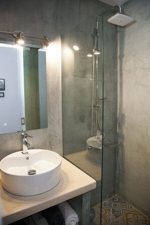 Ducha, artículos de higiene personal gratuitos y secador de pelo