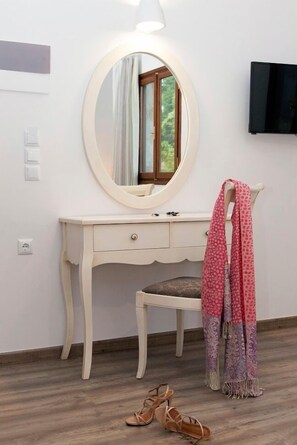 32-inch flat-screen TV with digital channels, TV - Shalom Luxury Rooms (Chania)